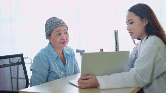 戴头巾的癌症患者妇女在接受化疗后到医院咨询和拜访医生