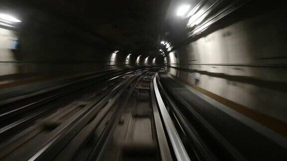 POV火车在地铁隧道里乘坐