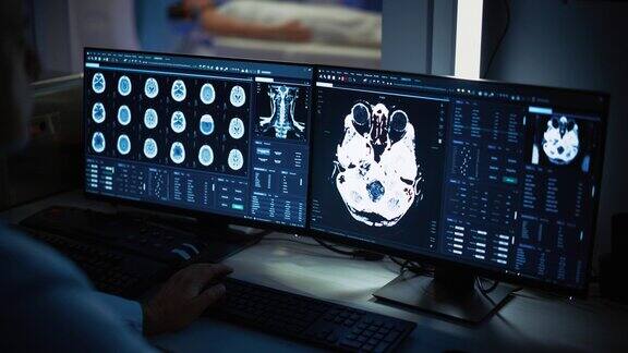 在医学实验室中病人接受MRI或CT扫描过程在控制室中医生观察过程并监测脑部扫描结果拥有高科技设备的医疗机构