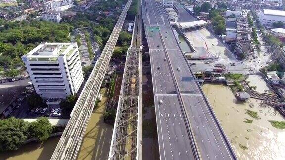 空中火车和交通大桥横跨河流