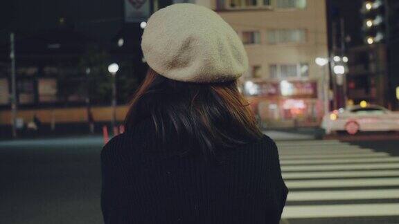 年轻的亚洲女子在东京等出租车