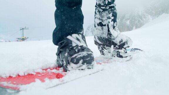 SLOMO滑雪板准备冬季冒险