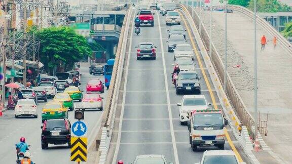 延时长时间曝光交通和汽车拥挤在曼谷高峰时间交通与城市景观概念