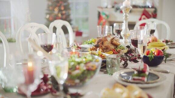 装饰高雅的圣诞宴会餐桌烤鸡菜蔬菜和水果配菜烤土豆甜点和饮料在没有人的情况下拍摄视频