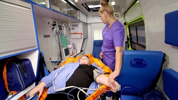 急救人员在救护车上为老年病人提供紧急医疗护理