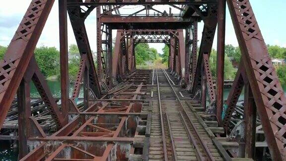 旧韦兰运河上废弃的铁路桥