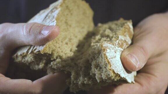 面包师打破自制面包的双手关闭视图