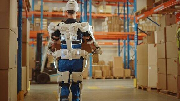 高科技未来仓库:工人穿着先进的全身动力外骨骼举起和行走与沉重的托盘装满纸板箱外服增强力量后拍摄
