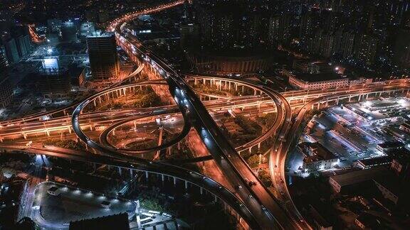 高速公路十字路口和上海市区空中立交桥夜景巨大的道路交叉口从上面可以看到繁忙的交通