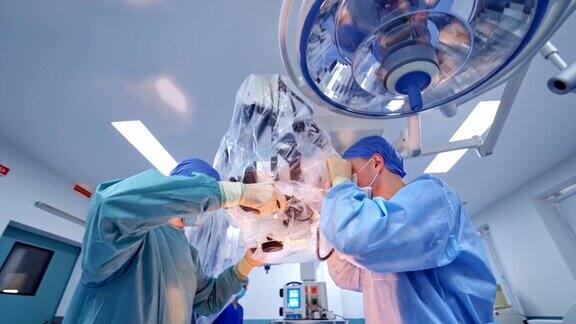 在手术室进行外科手术