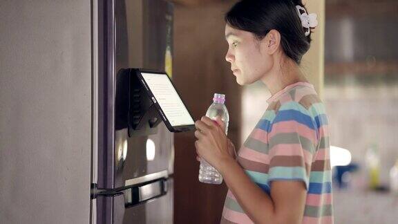 家电智能家居通过冰箱屏幕看新闻