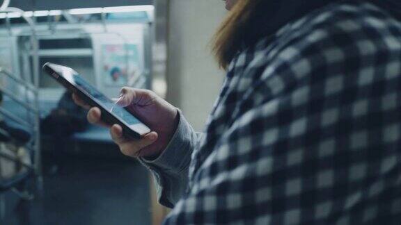 亚洲游客在地铁里发短信