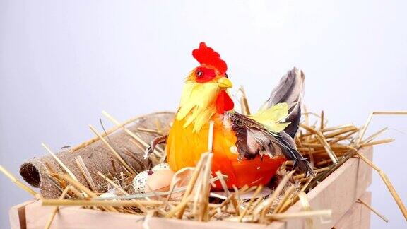 在白色的背景上旋转复活节的节日组成在一个木盒子里在一根稻草里有一只小母鸡旁边生着蛋