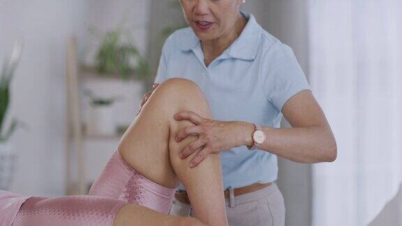 物理治疗师物理治疗和手与腿受伤后恢复保健诊所咨询女性患者与医生进行康复、腿部愈合或物理治疗
