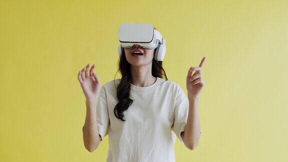肖像女性戴着VR耳机在黄色背景