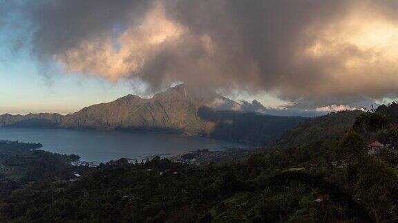 巴图尔火山和金塔马尼湖的景观巴厘岛印度尼西亚-早晨日出时间的流逝