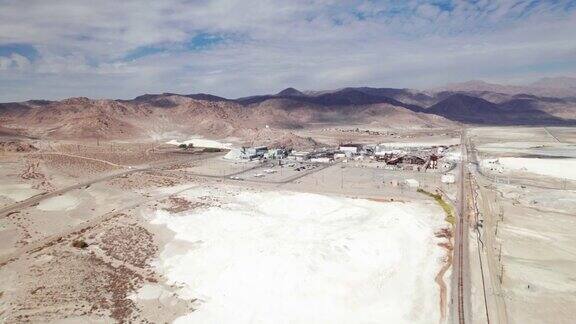 沙漠中干涸的湖床上的化工厂