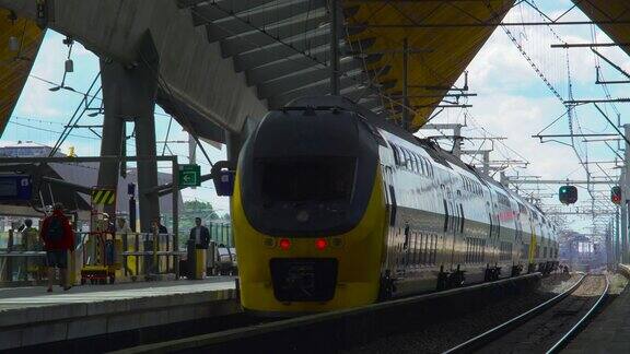 荷兰双层列车驶离Bijlmer站