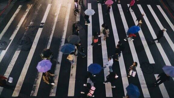 台北台湾-行人过马路在雨天