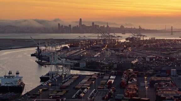 奥克兰港的右移鸟瞰图旧金山和海湾大桥在远处