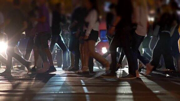 行人在人行横道上行走晚上在城市斑马线上看不见的人慢动作拍摄4K