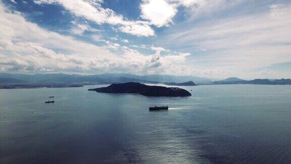 鸟瞰图岛屿在广阔的海洋和蓝天