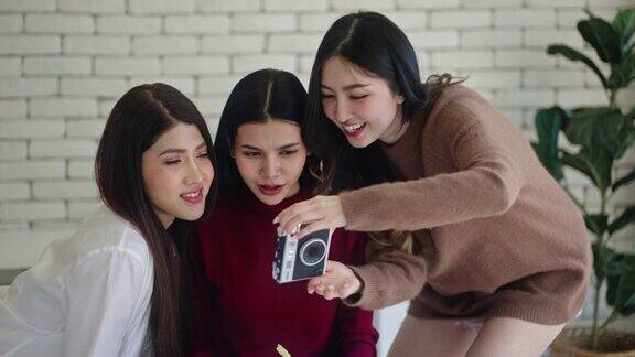 一群亚洲朋友一起在家里对着相机自拍
