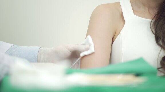 年轻女子从医生那里注射疫苗的特写镜头
