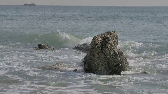 日本太平洋岸边的大石头