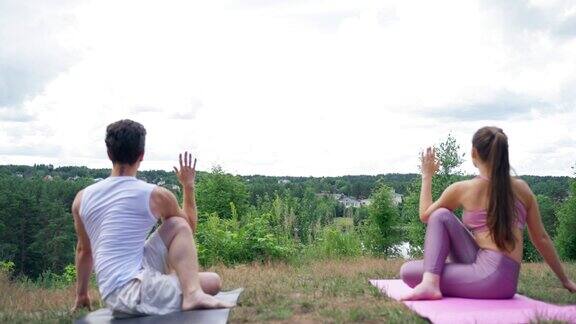 人们练习瑜伽时坐姿是扭动身体