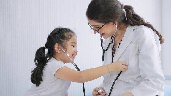 为了让孩子在治疗中更加合作儿科医生通过逗弄儿童患者来减轻压力和化解孩子的行为