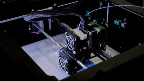 现代3D打印机打印塑料模型