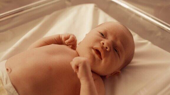 可爱的新生儿躺在妇产科医院的摇篮里