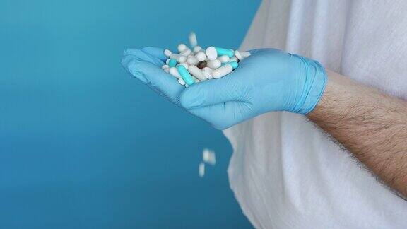 医药药丸胶囊在医生的手里将药瓶中的药片倒入手中带着医用手套里面装着治疗疾病的药片