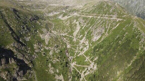 鸟瞰通往保加利亚里拉山Kalin大坝的道路