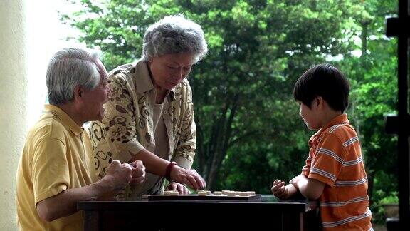 中国象棋爷爷奶奶和孙子