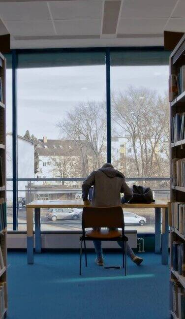 SLOMO学生在图书馆学习