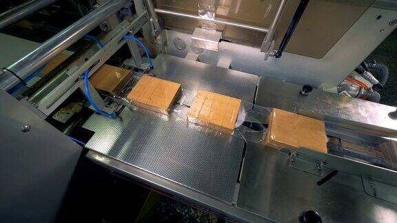 华夫饼的块被包装起来被割刀分开