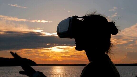 日落时分一名女子在游轮甲板上戴着虚拟现实眼镜