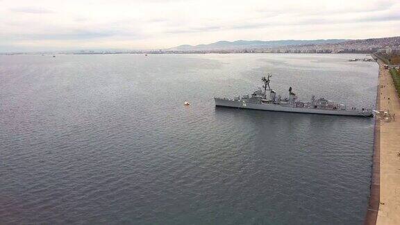 鸟瞰图城市海岸与旧战舰塞萨洛尼基希腊从上到下移动无人机