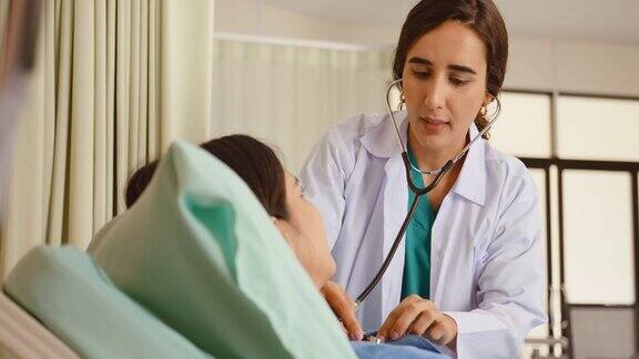 医生在病房里用听诊器听病人的心率
