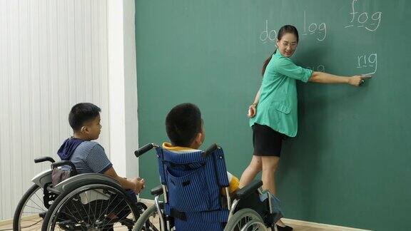 老师在教室里教残疾儿童