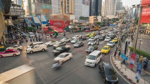 城市高速公路和交叉口街道上的车辆和人的交通量随时间变化