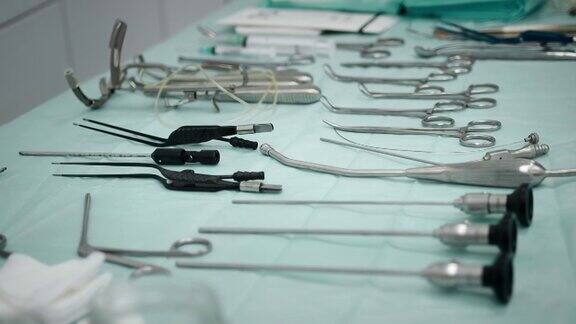 外科手术医疗外科器械的特写手术准备医疗器械就放在手术室的桌子上