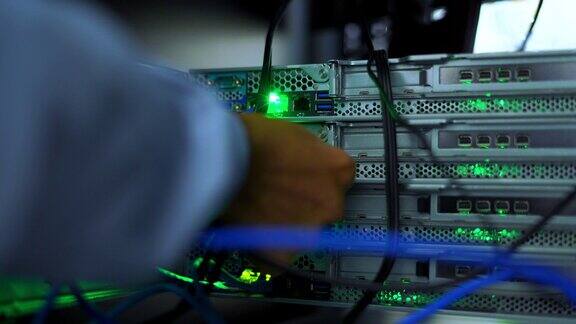 图为系统管理员工程师在数据中心为存储服务器插入网线