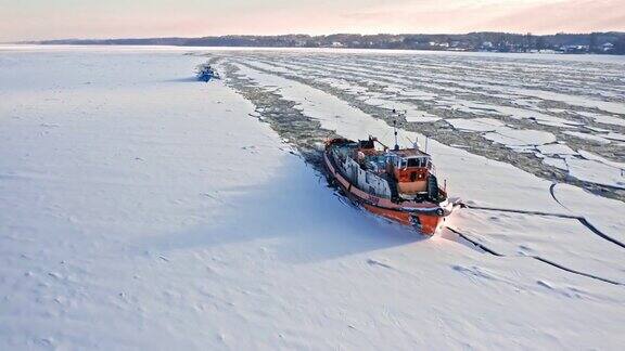 图为波兰维斯瓦河上的两艘破冰船