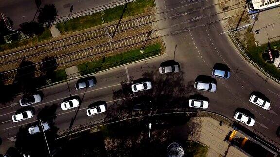 鸟瞰图的车辆交叉路口交通高峰时间与道路上的汽车