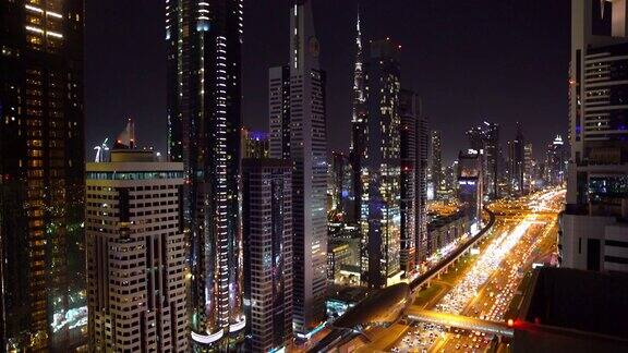迪拜城市街道或道路满是汽车和地铁