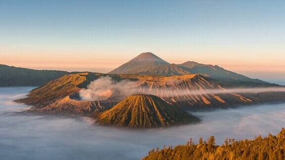 4k延时电影日出场景移动的云雾和烟雾的喷发覆盖火山mt.BromosememeruBatok和Widodaren腾格里火山口印度尼西亚