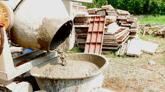 用水泥搅拌机浇注水泥